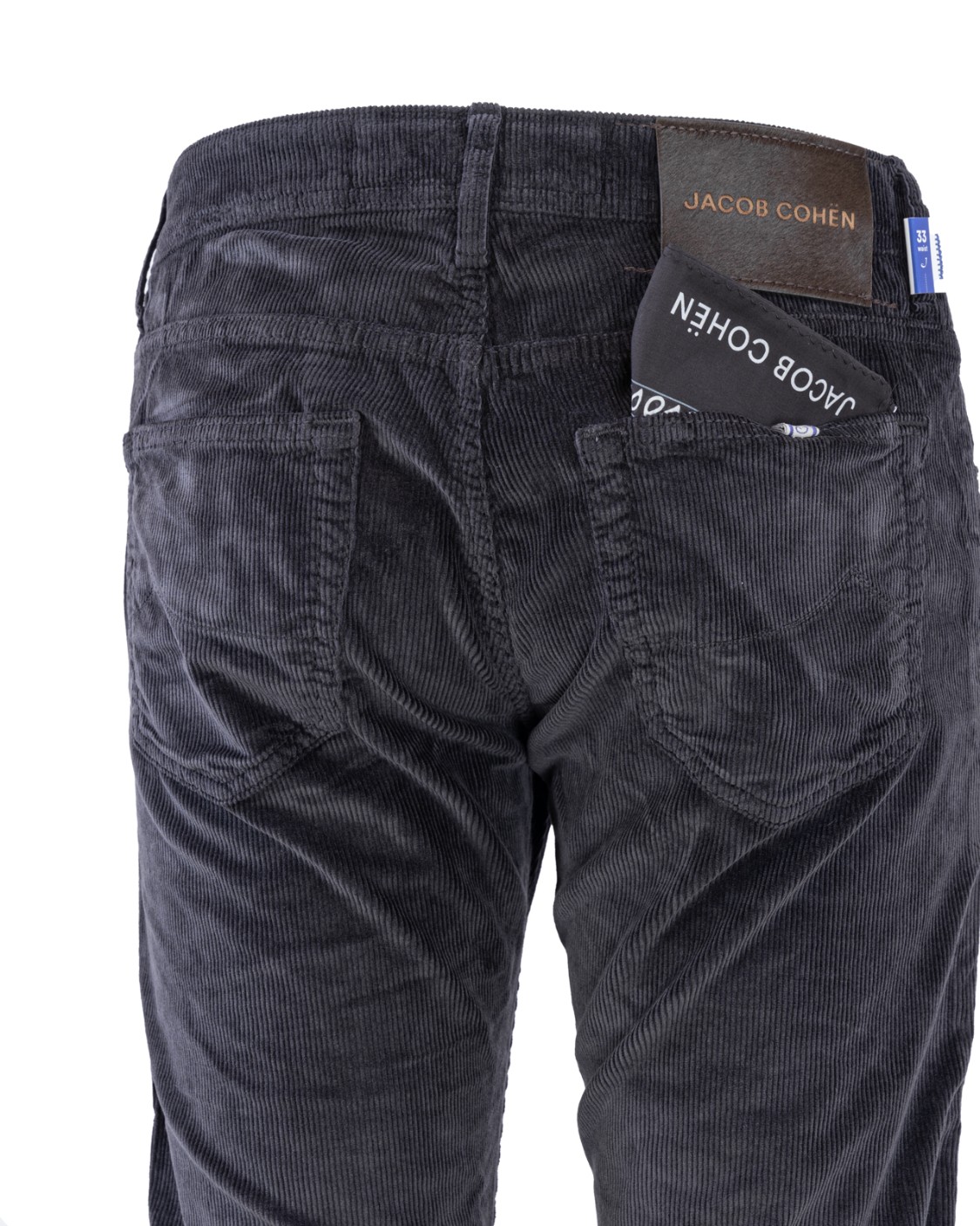 shop JACOB COHEN Saldi Jeans: Jacob Cohen pantaloni Nick in velluto.
Pantaloni Nick slim fit.
Velluto di cotone stretch tinto in capo.
Modello a cinque tasche con logo ricamato sul taschino.
Vita bassa.
Passanti al punto vita.
Chiusura con bottoni.
Bottone smaltato con logo a rilievo..
Patta interna ricamata con nome del pantalone e citazione del fondatore.
Salpa in cavallino con logo ricamato in ecopelle tono su tono
Include bandana con stampa.
Profumati con l’esclusiva fragranza Jacob Cohën
Composizione: 78% Cotone 20% Modal 2% Elastan.
Fabbricato in Italia.. UQE06 36 S3653-C63 number 4240829